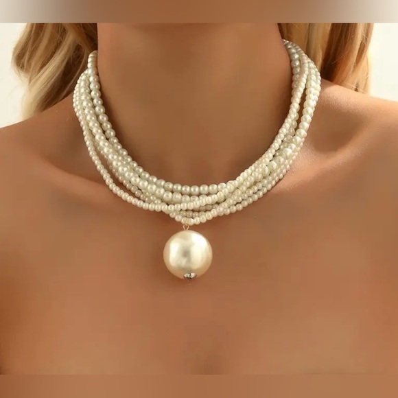 Elegant Pearl Necklace - Picture 3 of 5